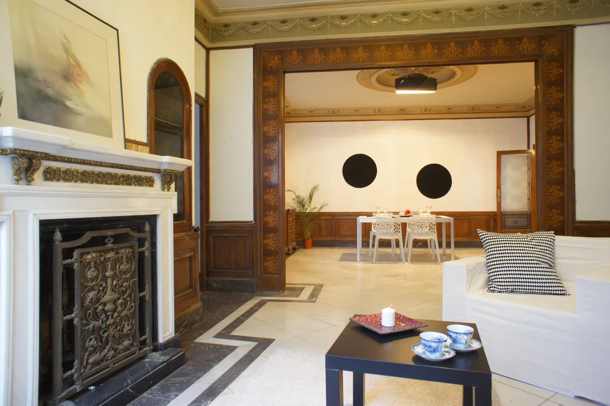 Salón con chimenea después de la preparación